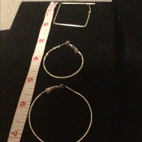 ⬇️Price Drop ⬇️Set of 3 different silver tone hoop earrings - Picture 3 of 4